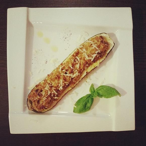 Cukinia faszerowana mozzarella i warzywami