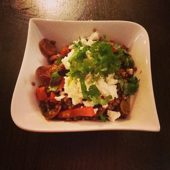 Stir fry z kaszą gryczaną i chorizo