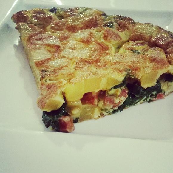 Tortilla espanola z ziemniaków, cebuli, szpinaku i chorizo