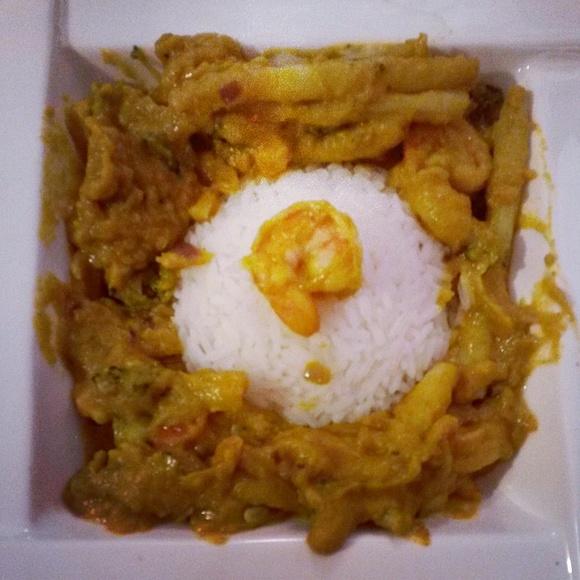 Krewetki w dyniowym curry z warzywami