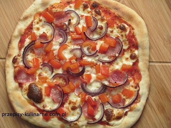 Pizza z szynką i papryką