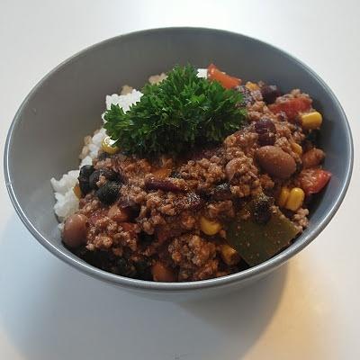 Chili con carne z trzema rodzajami fasoli