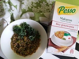 Sałatka z pesso i jarmużem