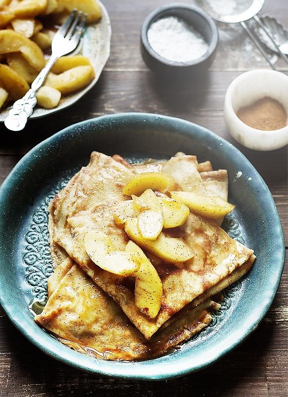 Płonące naleśniki crepes suzette z jabłkami i cynamonem