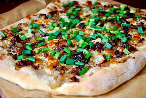Pizza z cebulą i boczkiem