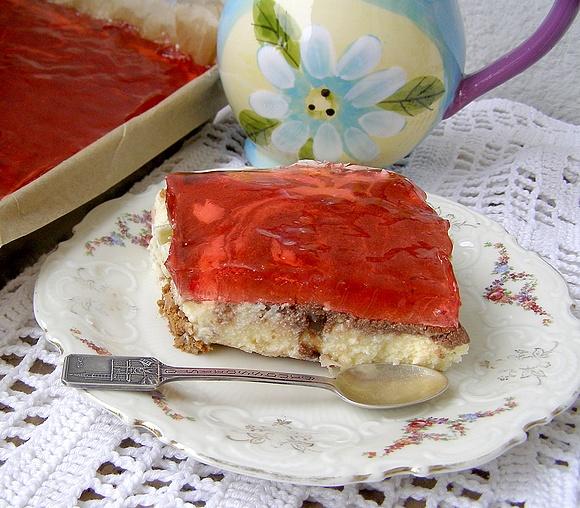 Limonkowy sernik gotowany z galaretką na herbatnikach