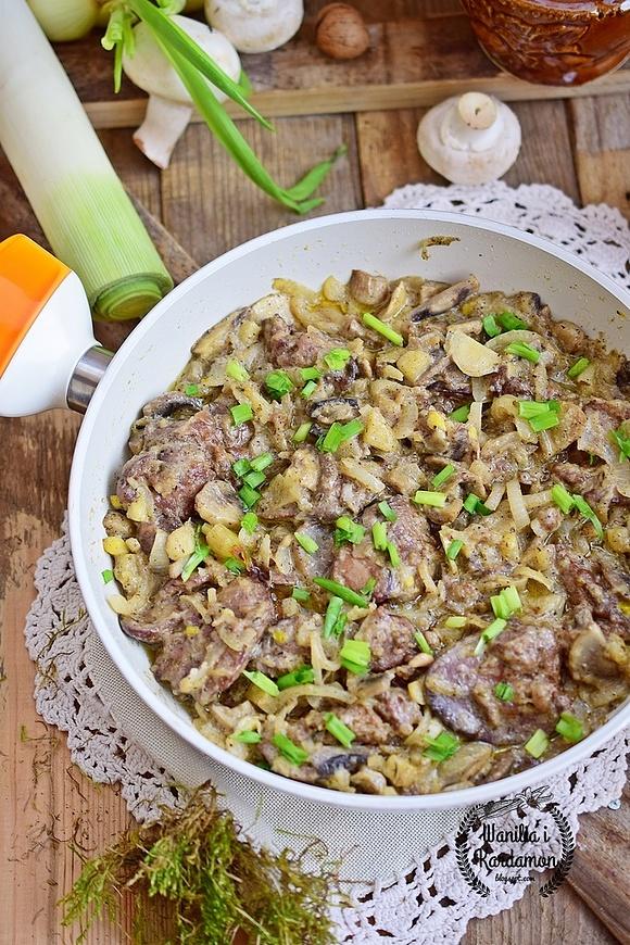 Wątróbka drobiowa z pieczarkami i jabłkiem