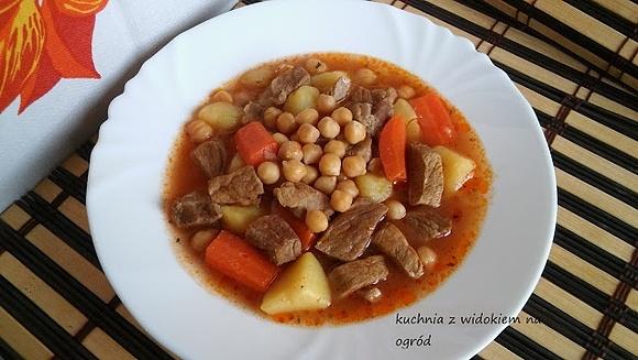 Zupa gulaszowa wieprzowa z cieciorką na obiad