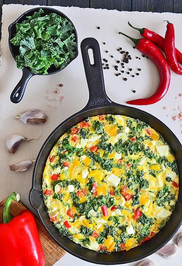 Omlet z fetą, papryką i jarmużem