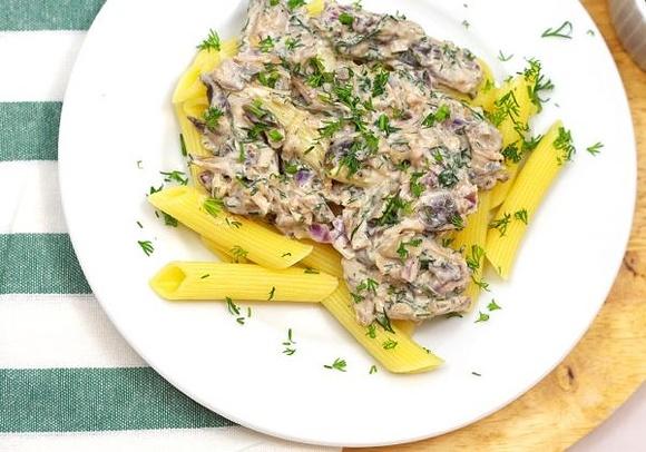 Śmietanowy sos pieczarkowo-koperkowy