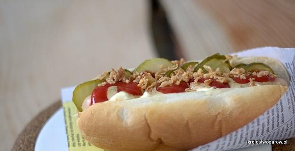 Hot dogi z cebulką prażoną i sałatką z ogórków