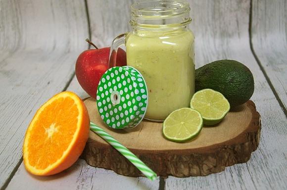 Zielony koktajl z siemieniem lnianym, awokado, jabłkiem, bananem i pomarańczą