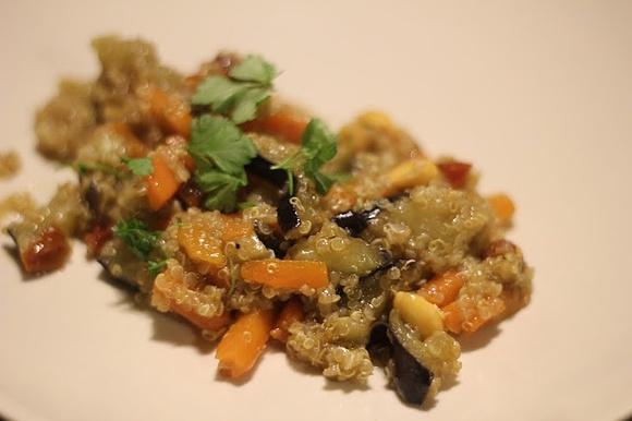 Quinoa z warzywami i orzechami