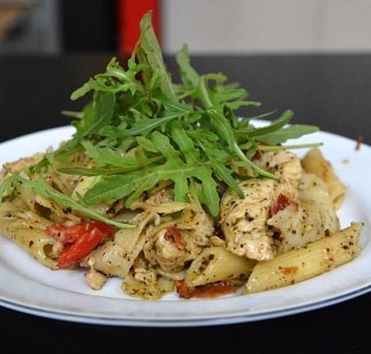 Ekspresowy makaron z kurczakiem i pesto