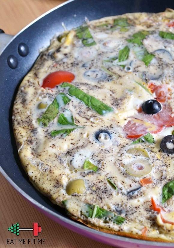 Frittata z pomidorami i oliwkami na śniadanie
