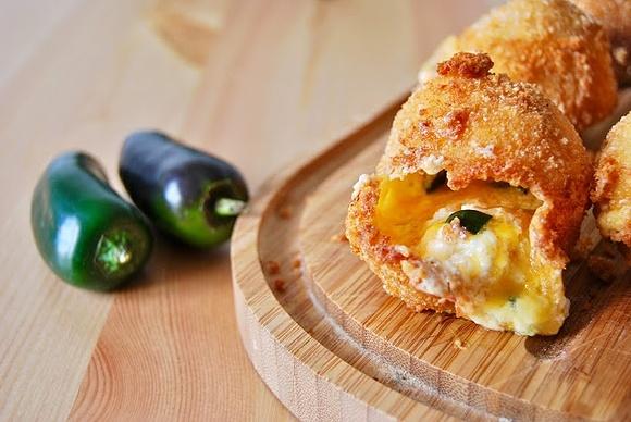 Serowe kulki z jalapeno - przepis na przekąskę imprezową
