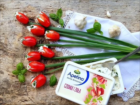 Tulipany jadalne z czosnkowo-ziolowym serkiem