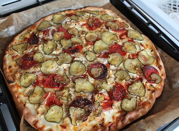 Pizza z pieczarkami i ogórkiem kiszonym