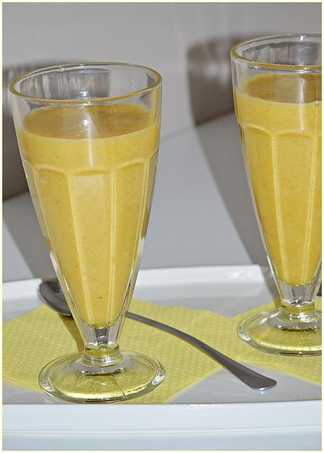 Koktajl z mango, bananem i kurkumą
