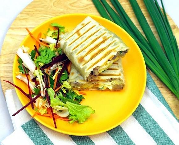 Tortilla śniadaniowa z pieczarkami, serem i jajkiem na twardo