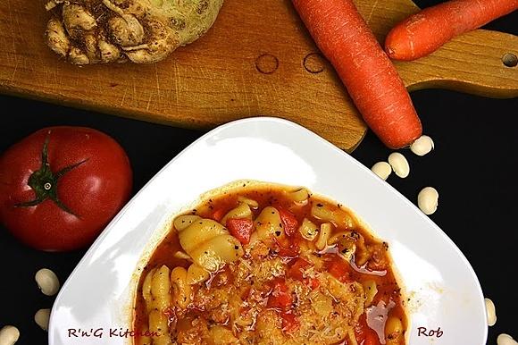 Zupa fasolowa z makaronem i pomidorami