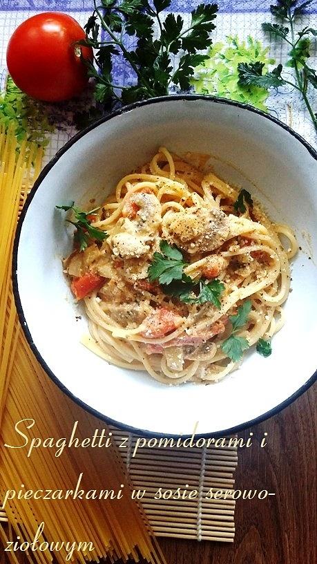 Spaghetti z pomidorami, pieczarkami w sosie serowo-ziołowym