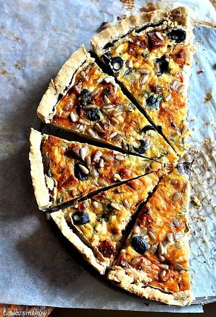Quiche z pieczoną papryką tofu szpinakiem i słonecznikiem