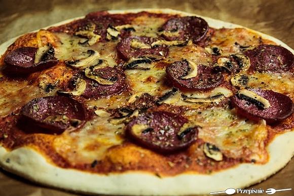 Pizza na cienkim cieście z salami, pieczarkami i mozzarellą