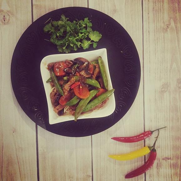 Wołowina z groszkiem cukrowym i warzywami stir fry