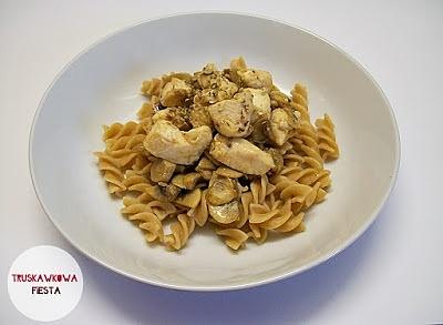 Pierś kurczaka z pieczarkami i makaronem