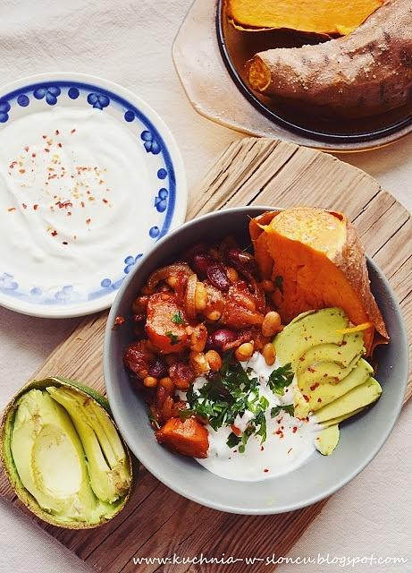 Proste chili z fasoli i pieczonych batatów na wiosnę