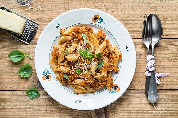Makaron penne z sosem pomidorowym i białą kiełbasą