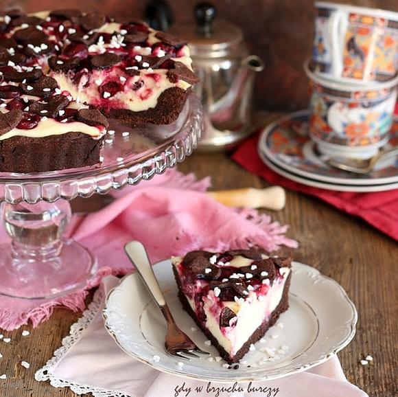 Czekoladowa tarta sernikowa z wiśniami