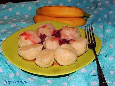 Bananowe knedliki z sosem truskawkowym