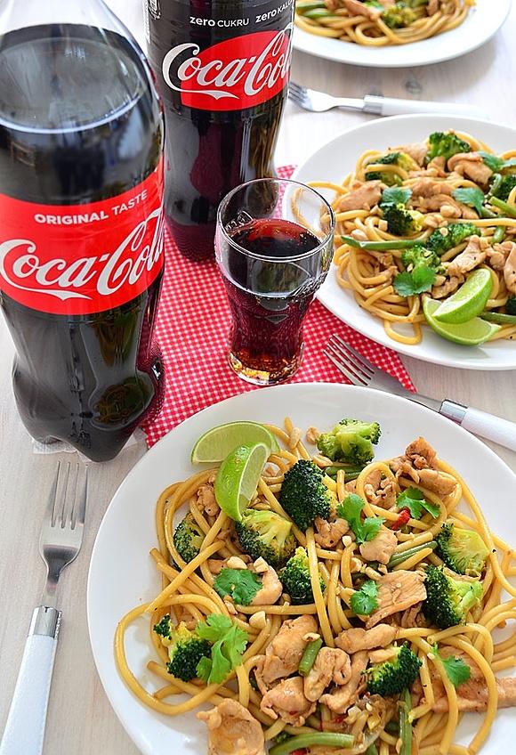 Makaron stir fry z kurczakiem, brokułami i fasolką