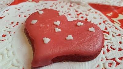 Różowe ciasteczka kruche z serduszkami dla zakochanych
