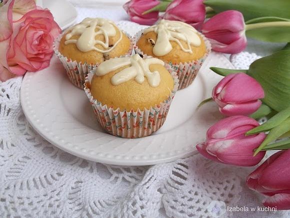 Muffinki jogurtowe z bakaliami i białą czekoladą