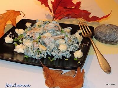 Fusilli z algami w sosie serowym z kurkami