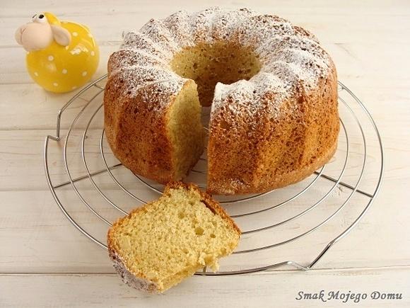 Jogurtowa babka budyniowa z migdałami na Wielkanoc