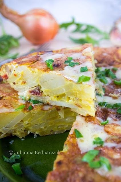 Tortilla de patatas - hiszpańska potrawa z ziemniaków i jajek