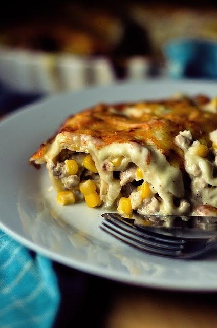 Białe enchiladas z kurczakiem i kukurydzą