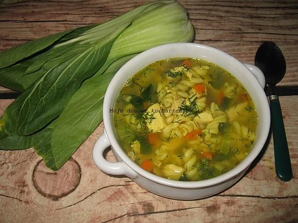 Rosół z kapustą pak choi i kurczakiem