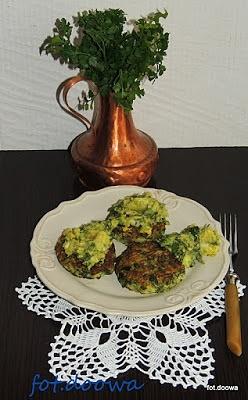 Kotlety z cukinii z miętowym guacamole