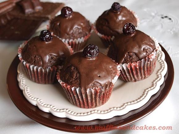 Czekoladowe muffinki z wiśniami