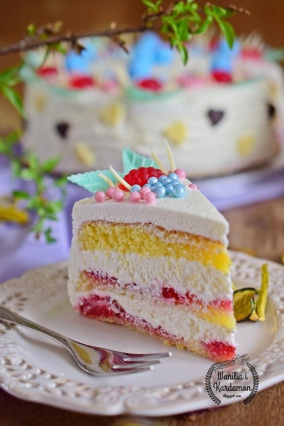 Tort śmietankowy z frużeliną truskawkową