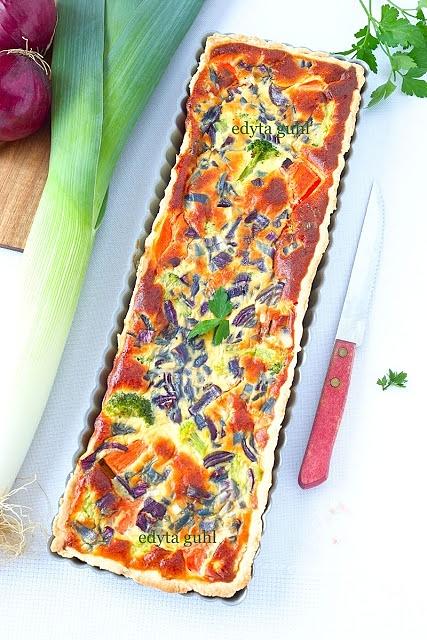 Warzywna tarta z marchewką brokułem i cebulą