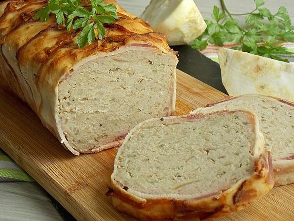 Pieczeń z selerem korzeniowym otulona boczkiem