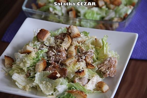 Sałatka Caesar - przepis na czosnkową sałatkę z serem i grzankami