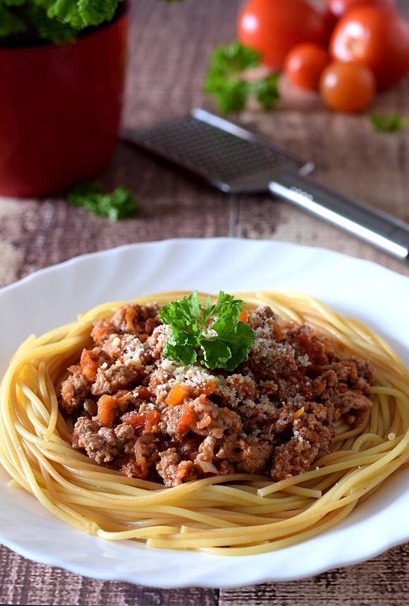 Spaghetti z sosem mięsno-pomidorowym