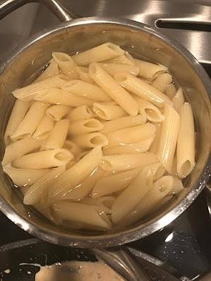 Makaron penne z kurczakiem i brokułami w sosie z sera gorgonzola